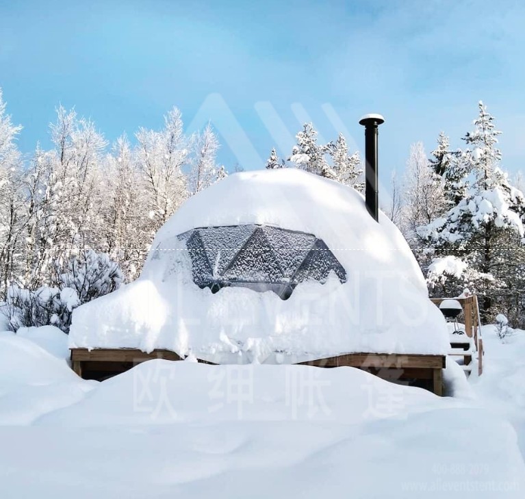 冬天下雪季节的球形帐篷