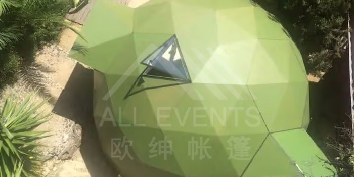 在我们美丽多彩的球形帐篷内度过独特的假期